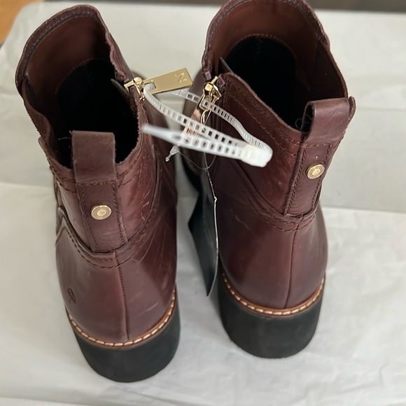 Naturalizer Darry Water-Repellent Leather Lightweight Lug Sole Chelsea Booties - Picture 3 of 13